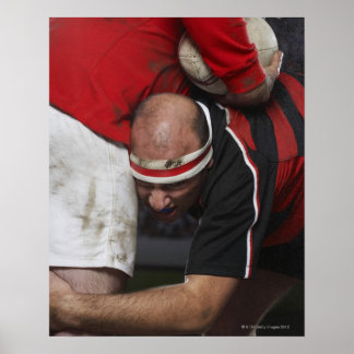 Rugby-Spieler, der gegen den Gegner anschlägt, im Poster