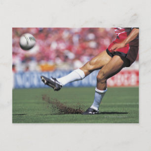Rugby-Spieler kickt den Ball Postkarte