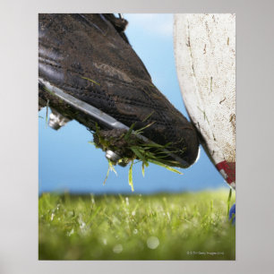 Rugbyspieler, der oben Ball weg vom T-Stück, nah Poster