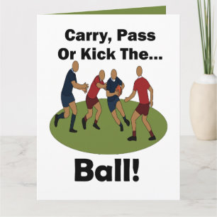Rugbyspieler tragen den Ball, passen oder kicken i Karte