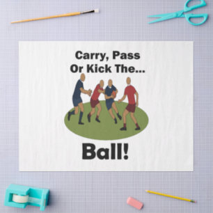 Rugbyspieler tragen, passen oder kicken den Ball P Seidenpapier