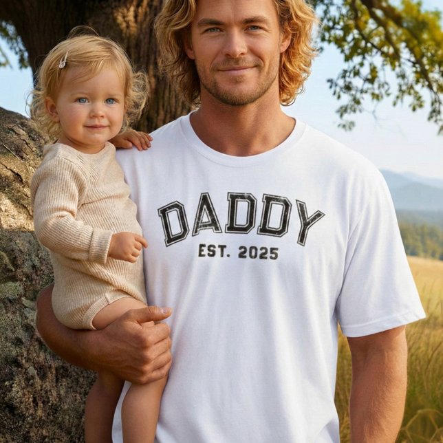 Rugged Black Bold Name Year Dad Established T-Shirt (Von Creator hochgeladen)