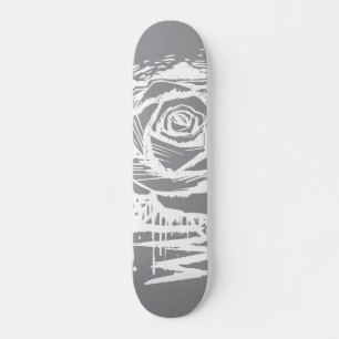Rugged Rose Graffiti-Kunst – Weiße Drip Rose auf G Skateboard