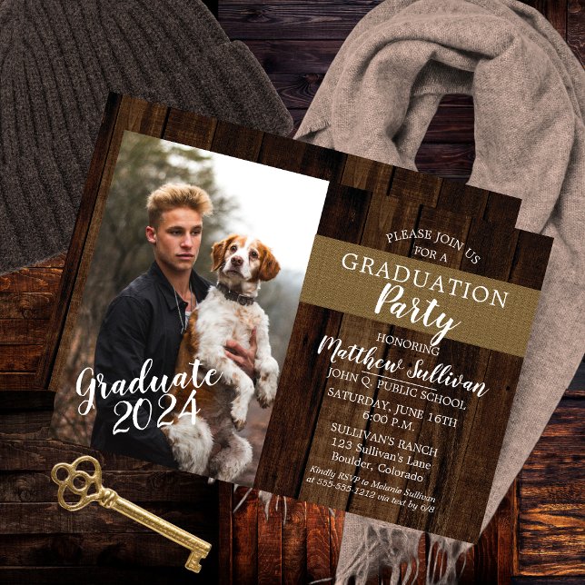 Rugged Woodsy Photo Graduation Party Einladung (Rugged Woodsy Wood Look and Burlap Photo Graduation Party Invitation)