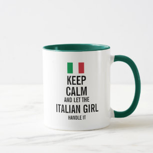 Ruhe behalten und das italienische Mädchen gelasse Tasse