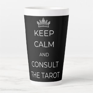 Ruhe behalten und das Tarot Latte Tasse konsultier