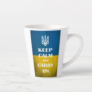Ruhe behalten und das ukrainische Emblem-Trident w Milchtasse
