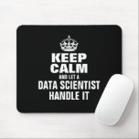 Ruhe behalten und ein Datenwissenschaftler gelasse Mousepad<br><div class="desc">Behalt Ruhe und lass einem Datenwissenschaftler, der es mit Mouse Pad umgeht. Lustige Geschenkidee für Mitarbeiter, Kollegen, Chef, Freund etc. Moderne Typografie-Vorlage mit Krone. Schwarze oder benutzerdefinierte Farbe.</div>