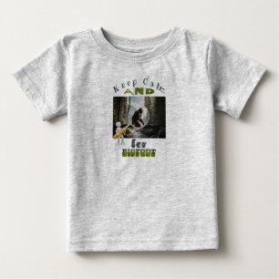 Ruhe behalten und nach dem besten Bigfoot suchen Baby T-shirt