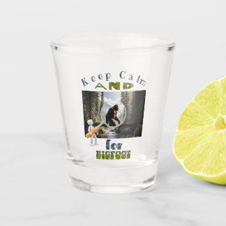 Ruhe behalten und nach dem besten Bigfoot suchen Schnapsglas