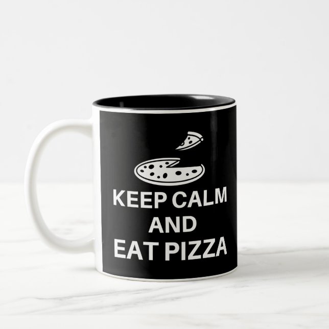 Ruhe behalten und Pizza essen Zweifarbige Tasse (Links)