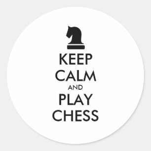 Ruhe behalten und Schach-Rundaufkleber spielen Runder Aufkleber