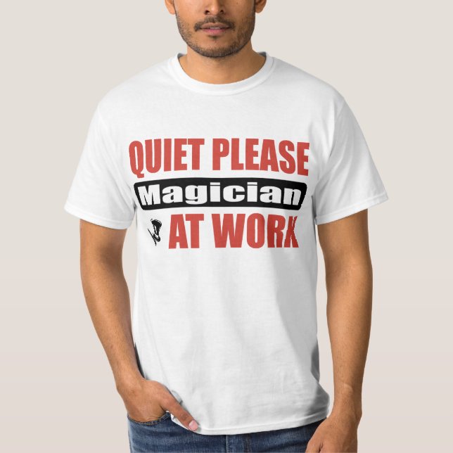 Ruhe-bitte Magier bei der Arbeit T-Shirt (Vorderseite)