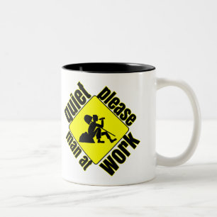 Ruhe bitte, Mann bei der Arbeit Zweifarbige Tasse
