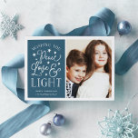 Ruhe, Liebe und Licht | Hanukkah-Foto<br><div class="desc">Moderne typografische Kundenkarte in Hanukkah zeigt Ihr Lieblingsstift mit "Peace,  Liebe and Light" in weißer handgeschriebener Typografie. Personalisieren Sie Ihre Daten mit Ihrem Familiennamen,  Ihren individuellen Namen und/oder Ihrer benutzerdefinierten Nachricht.</div>