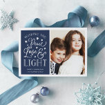 Ruhe, Liebe und Licht | Hanukkah-Foto<br><div class="desc">Moderne typografische Kundenkarte in Hanukkah zeigt Ihr Lieblingsstift mit "Peace,  Liebe and Light" in weißer handgeschriebener Typografie. Personalisieren Sie Ihre Daten mit Ihrem Familiennamen,  Ihren individuellen Namen und/oder Ihrer benutzerdefinierten Nachricht.</div>