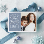 Ruhe, Liebe und Licht | Hanukkah-Foto Feiertagskarte<br><div class="desc">Moderne typografische Kundenkarte in Hanukkah zeigt Ihr Lieblingsstift mit "Peace,  Liebe and Light" in weißer handgeschriebener Typografie. Personalisieren Sie Ihre Daten mit Ihrem Familiennamen,  Ihren individuellen Namen und/oder Ihrer benutzerdefinierten Nachricht.</div>