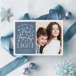 Ruhe, Liebe und Licht | Hanukkah-Foto Feiertagskarte<br><div class="desc">Moderne typografische Kundenkarte in Hanukkah zeigt Ihr Lieblingsstift mit "Peace,  Liebe and Light" in weißer handgeschriebener Typografie. Personalisieren Sie Ihre Daten mit Ihrem Familiennamen,  Ihren individuellen Namen und/oder Ihrer benutzerdefinierten Nachricht.</div>