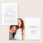 Ruhe, Liebe und Licht | Hanukkah Foto Silver Folienkarte<br><div class="desc">Die Hanukkah-Karte mit festlicher Typografie zeigt "Peace,  Liebe and Light" auf der Vorderseite in handgeschriebenem Stil silberne Folie. Fügen Sie der Innenseite ein beliebtes Foto der Familie hinzu und personalisieren Sie es mit einer benutzerdefinierten Nachricht und Signatur.</div>