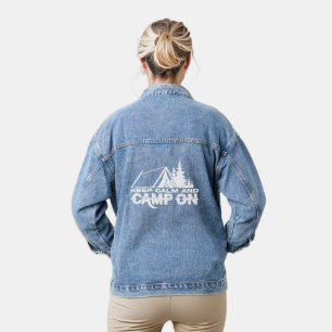 Ruhe und Camp auf Text und Symbolen behalten Jeansjacke