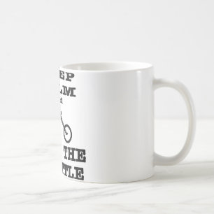 Ruhe und Drehung behalt des Flaschenfahrers Kaffeetasse