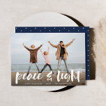 Ruhe und Licht | Vollständiges Foto Hanukkah Feiertagskarte<br><div class="desc">Moderne Hanukkah Fotokarten zeichnen Ihr Lieblingsbild mit "Peace and light" aus,  überlagert in weißer handgeschriebener Pinseltypografie,  mit Ihren Namen und dem Jahr darunter.</div>