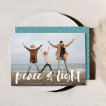Ruhe und Licht | Vollständiges Foto Hanukkah Feiertagskarte<br><div class="desc">Moderne Hanukkah Fotokarten zeichnen Ihr Lieblingsbild mit "Peace and light" aus,  überlagert in weißer handgeschriebener Pinseltypografie,  mit Ihren Namen und dem Jahr darunter.</div>