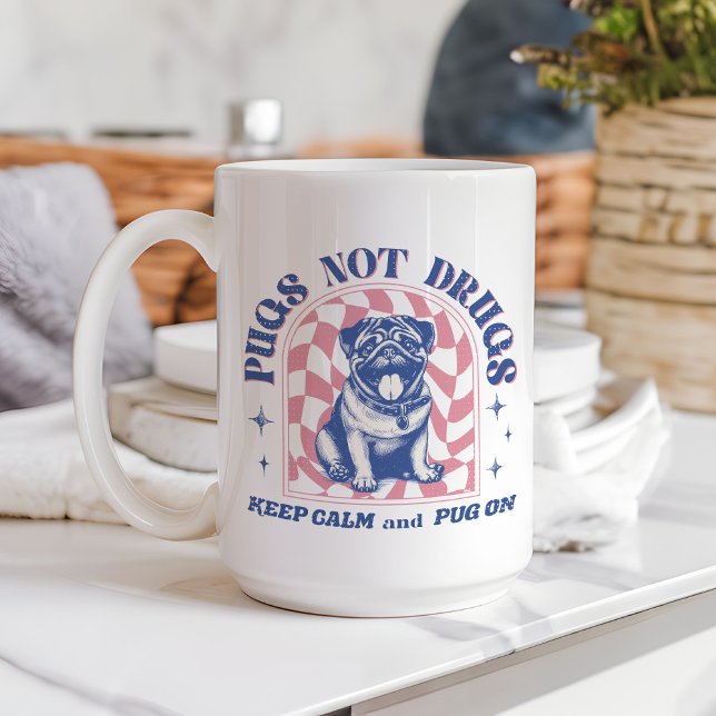 Ruhe und Mops auf Retro-Möpsen behalten Kaffeetasse (This fun design showcases an adorable retro pug with muted pink and colors.)