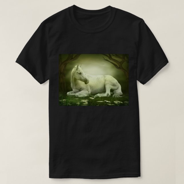 Ruhen des weißen Pferdes im verzauberten Wald T-Shirt (Design vorne)