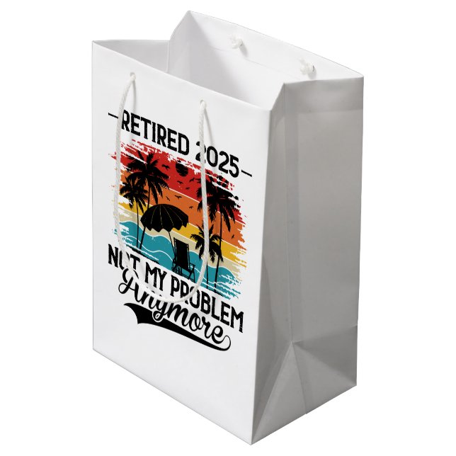 Ruhestand 2025 Nicht mein Problem mehr Ruhestand Mittlere Geschenktüte (Rückseite Schrägansicht)