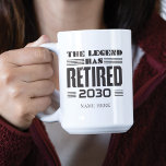 Ruhestand der Legislaturperiode hat erschöpft Zweifarbige Tasse<br><div class="desc">Dieses niedliche Teilungsgeschenk ist dazu verpflichtet,  jemandem den Tag im Party seiner Pensionierung zu machen. Fügen Sie das Rentenjahr und einen Namen hinzu,  indem Sie oben auf "Personalisieren" klicken. Ein großartiges verlassend Geschenk für Ihren besten Mitarbeiter oder Chef</div>