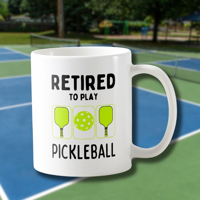 Ruheständig spielen Pickleball Paddle und Ball Kaffeetasse (Von Creator hochgeladen)