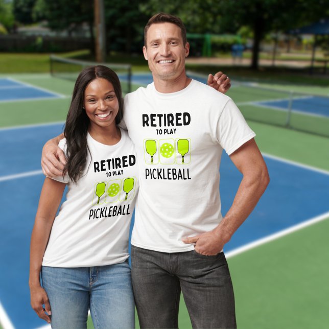 Ruheständig spielen Pickleball Paddle und Ball T-Shirt (Von Creator hochgeladen)
