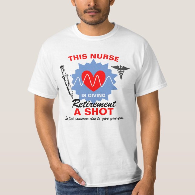 Ruheständlerin gibt Rente einen Shot Funny Pub T T-Shirt (Vorderseite)