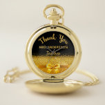 Ruhestandslehrer schwarzen Goldbogen vielen Dank Taschenuhr<br><div class="desc">Elegant,  klassisch,  glamourös und feminin. Ein Geschenk für eine pensionierte Lehrerin. Ein Imitat mit goldfarbenem Bogen und Band mit goldenem Glitzer und Funkeln,  ein bisschen Bling und Luxus. Schwarzer Hintergrund. Mit dem Text: Vielen Dank,  Vorlagen für einen Namen und Beruf,  Beruf.</div>