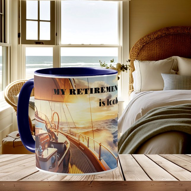 Ruhestandsplan für Segelboote Kaffeetasse (Mug featuring a sailboat on the ocean at sunset. A great gift for a sailor/captain or retiree)