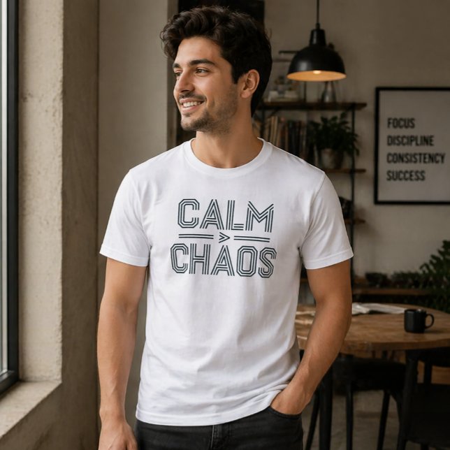 Ruhig über Chaos Minimal Typography T-Shirt (Von Creator hochgeladen)