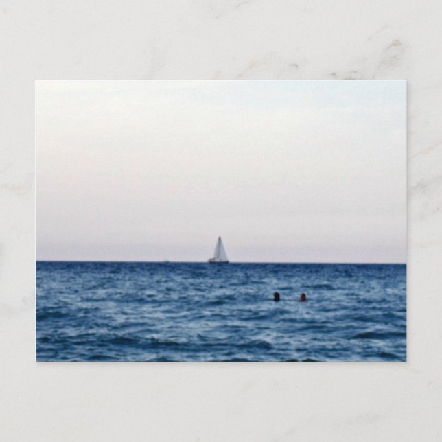 Ruhige blaue See mit Segelboot am weißen Horizont Postkarte (Vorderseite)