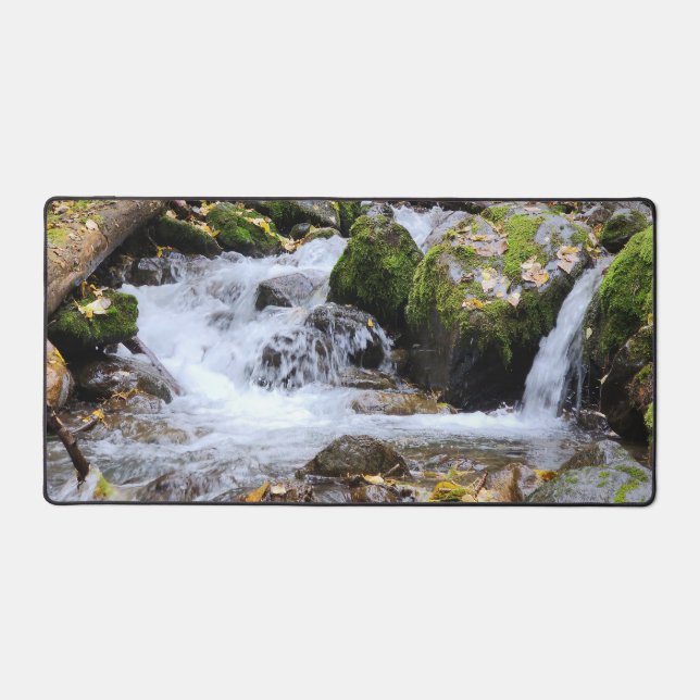 Ruhige grüne Herbstwasserfallstation Mat Schreibtischunterlage (Vorderseite)