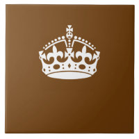 Ruhige Krone auf brauner Dekoration behalten