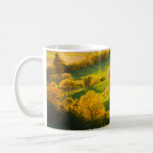 Ruhige ländliche Landschaft in Sonnenstrahlen. Sch Kaffeetasse