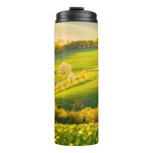 Ruhige ländliche Landschaft in Sonnenstrahlen. Sch Thermosbecher