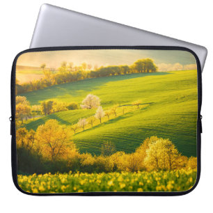 Ruhige Landschaft in Sonnenbänken. Beautiful su Laptopschutzhülle