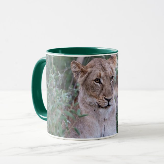 Ruhige Löwin – Wildtierkunstwerk Tasse (Vorderseite Links)