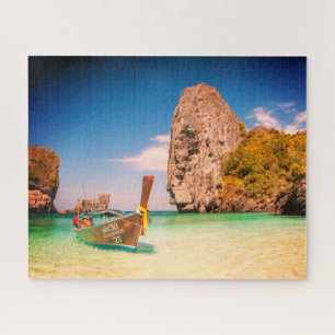 Ruhige Ozeanstrand mit Boot und Felsen oder Ihrem Puzzle