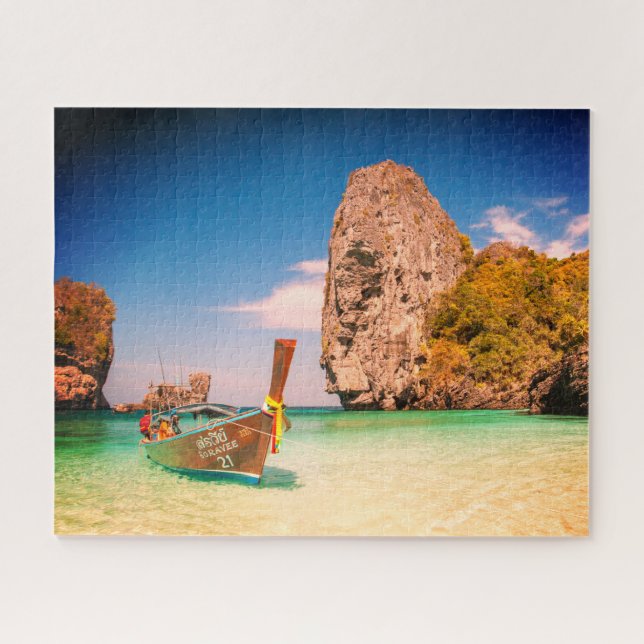 Ruhige Ozeanstrand mit Boot und Felsen oder Ihrem  Puzzle (Horizontal)