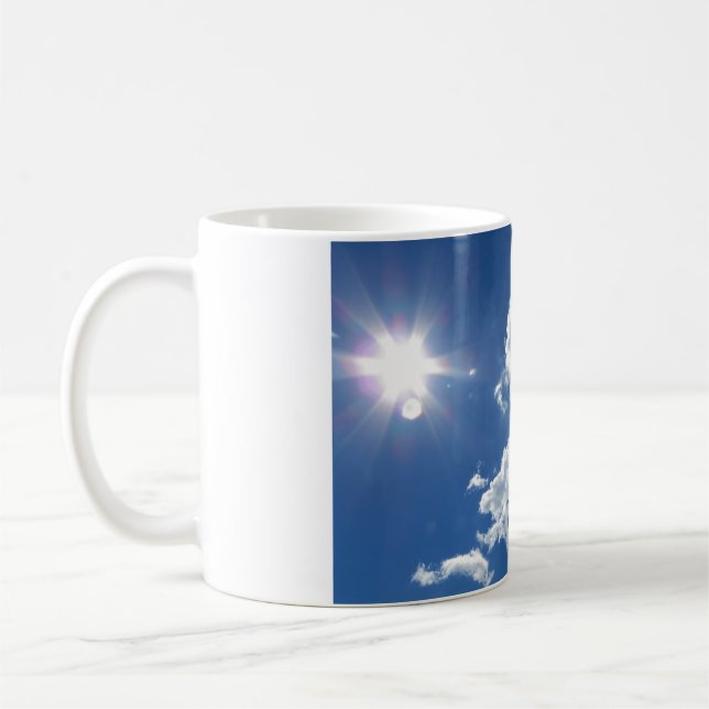Ruhige Puffwolken Sunburst Tasse (Links)