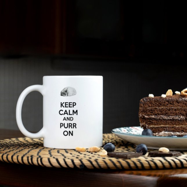 Ruhige und saubere Katze auf der Skizze behalten Kaffeetasse (Von Creator hochgeladen)