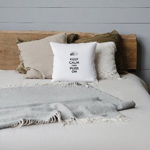 Ruhige und saubere Katze auf der Skizze behalten Kissen