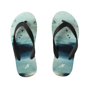 Ruhige Wasserfarben-Bergszene mit Monogramm Kinderbadesandalen